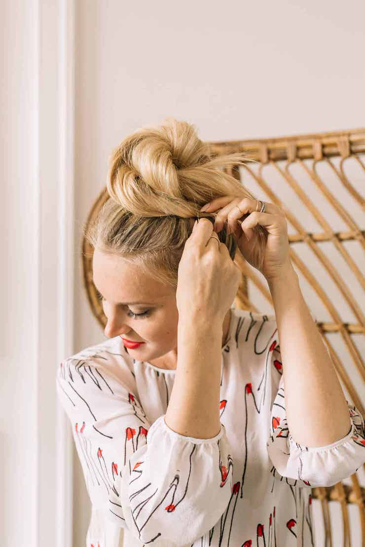 15 Easy Messy Bun Tutorials And Quick Updo Hairstyles • Ohmeohmy Blog